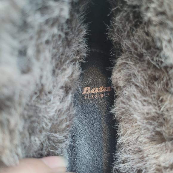 BATA European Suede soft booties with faux fur trim in red size 8 - Picture 11 of 13